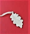 Rå hvid keramik blad. Flot ophæng eller som pynt i dekorationer. Ca. 7,2 cm. Mellem model.